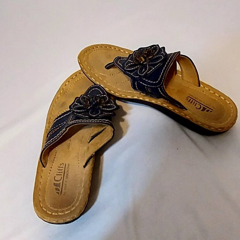 Cliffs by White Mountain Thong Sandal's Womans Sz 8 Flower Design Sandal